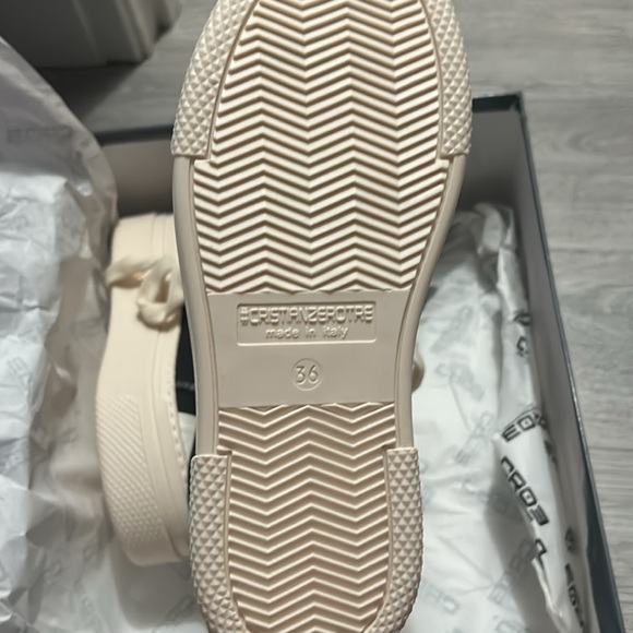 Runs small - Picture 3 of 4